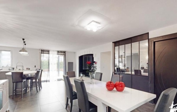 AGENCE IMMOBILIERE DE L'HOTEL DE VILLE : House | SURGERES (17700) | 122 m2 | 332 000 € 