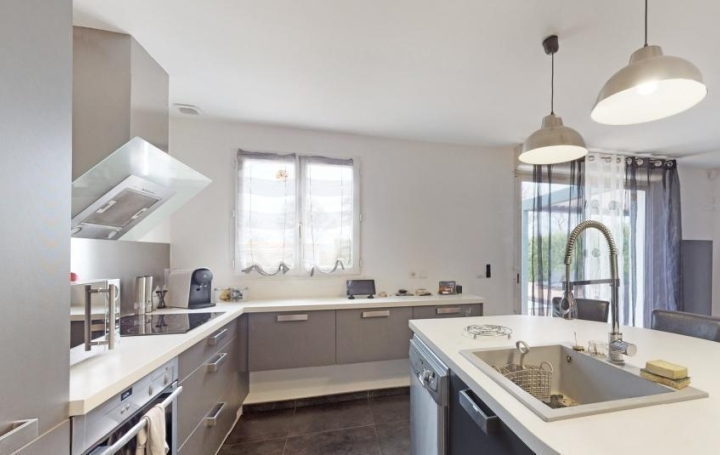Maison SURGERES 122 m2 332 000 € Maison SURGERES 122 m2 332 000 €